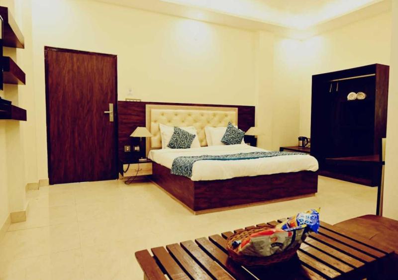 una camera con un grande letto di Hotel Varuna Inn a Varanasi