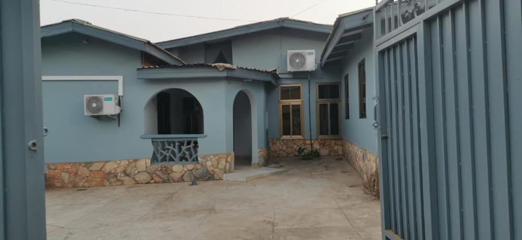 a blue house with a courtyard in front of it at Apartments for short stay in Ashalebotwe