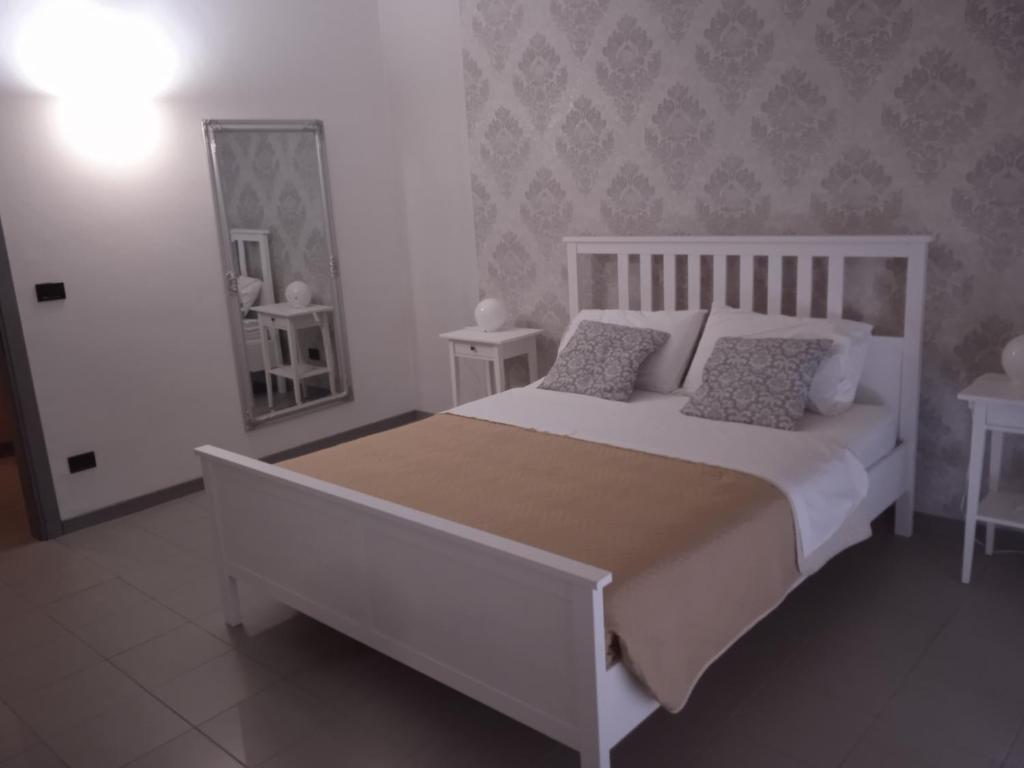 維洛納的住宿－Residenza Locatelli，卧室配有白色的床和镜子