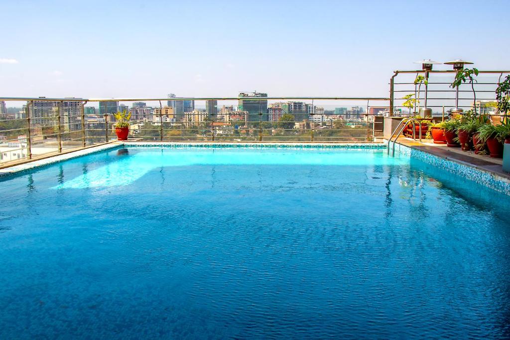 Bazén v ubytování Golden Tulip Westlands Nairobi nebo v jeho okolí