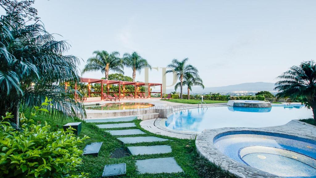Bassenget på eller i nærheten av CR MARIPOSA RENTALS Comfortable penthouse, AC, pool, gym, tennis