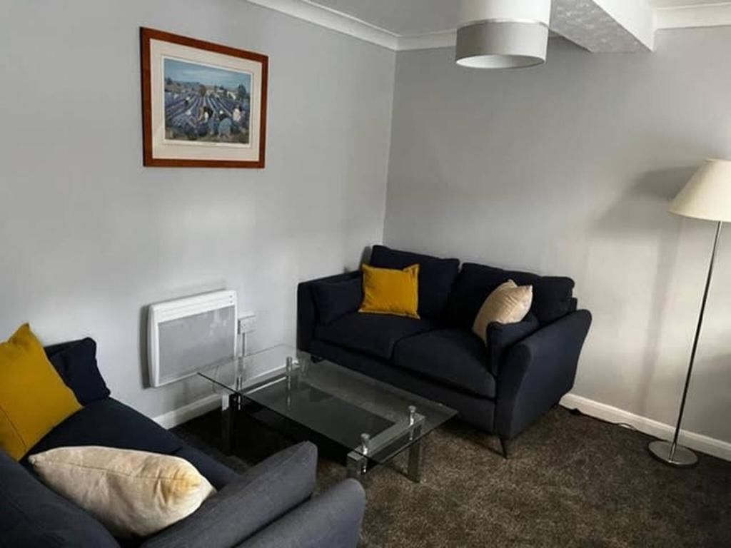 een woonkamer met een bank en een salontafel bij Cosy 2-bed Town House In Central Brighton Sleep 4 in Brighton & Hove