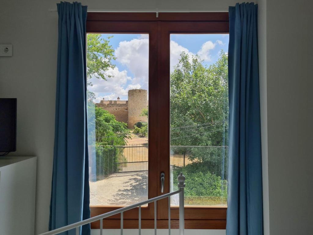ein Fenster mit Blick auf ein Schloss in der Unterkunft Casa Xanadu Carmona - Apartments in villa with panoramic views in Carmona