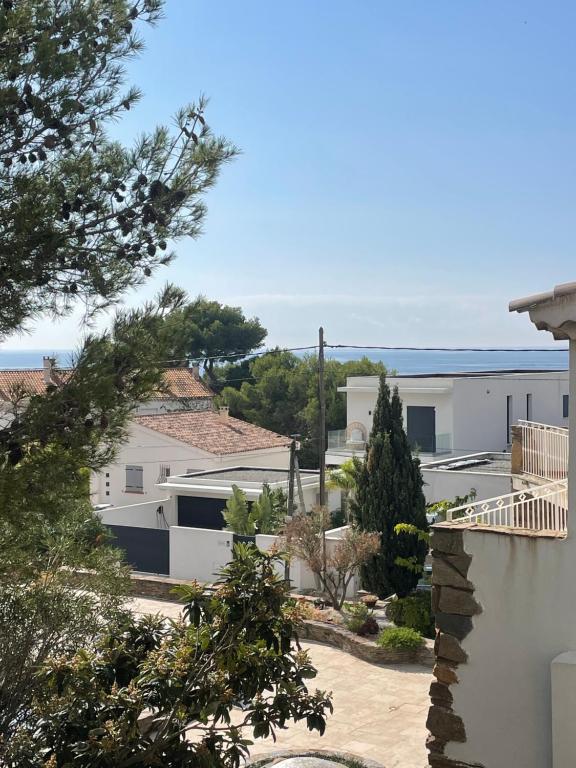 uma vista para um quintal com casas e árvores em Cote Bleue em Carry-le-Rouet