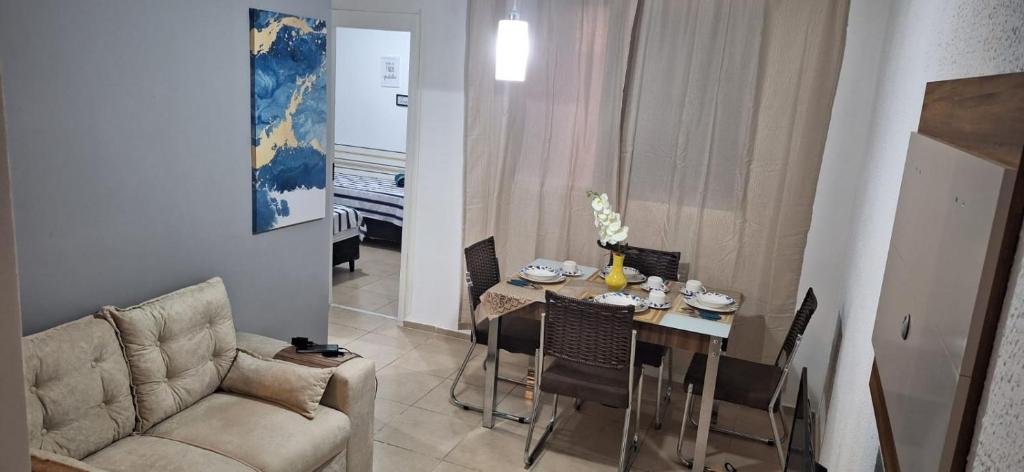 - un salon avec une table et un canapé dans l'établissement Pedacinho de Lar, à João Pessoa