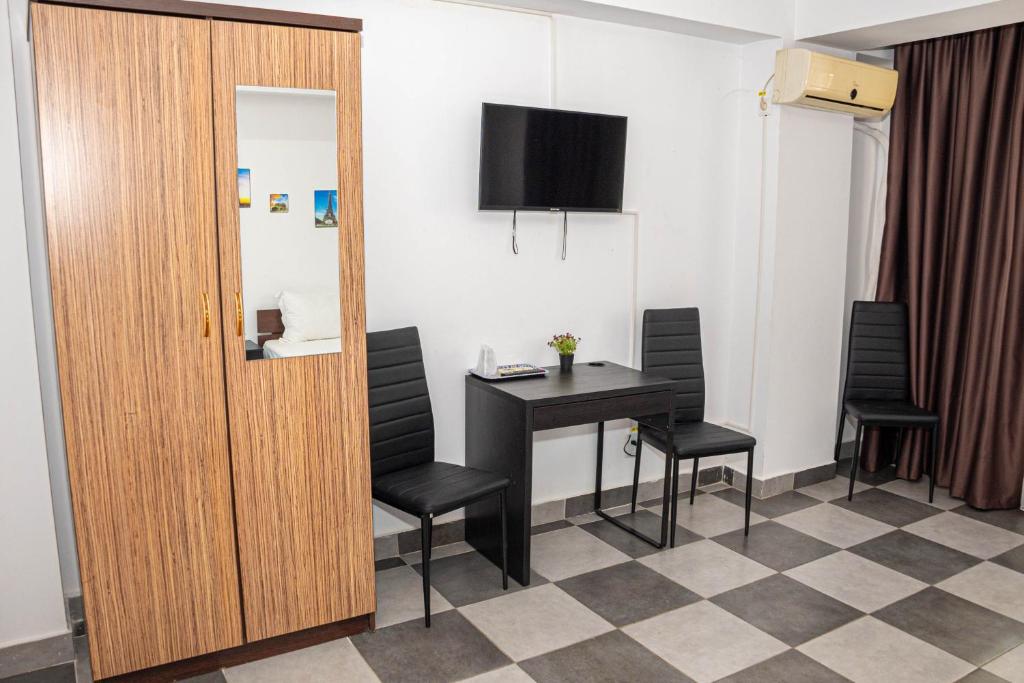 TV a/nebo společenská místnost v ubytování Occidental Wise Transit Hotel