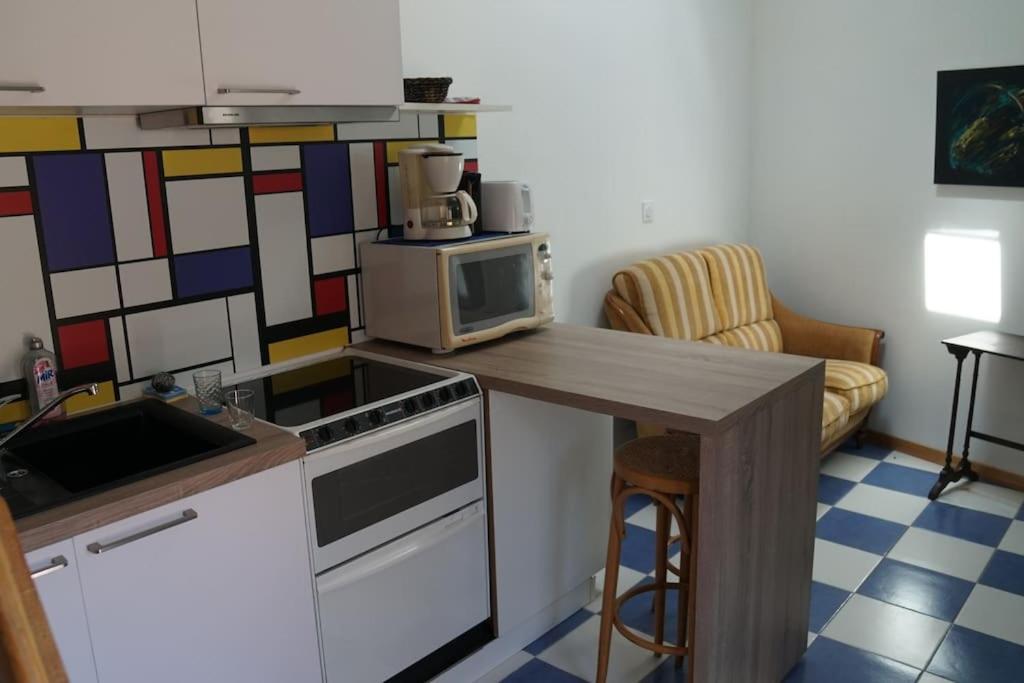 Kuchy&#x148;a alebo kuchynka v ubytovan&iacute; G&icirc;te Coco Studio &agrave; 20 km de Saumur
