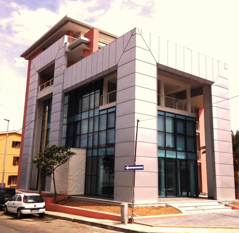 a building with a car parked in front of it at Appartamento Veronese in Olbia