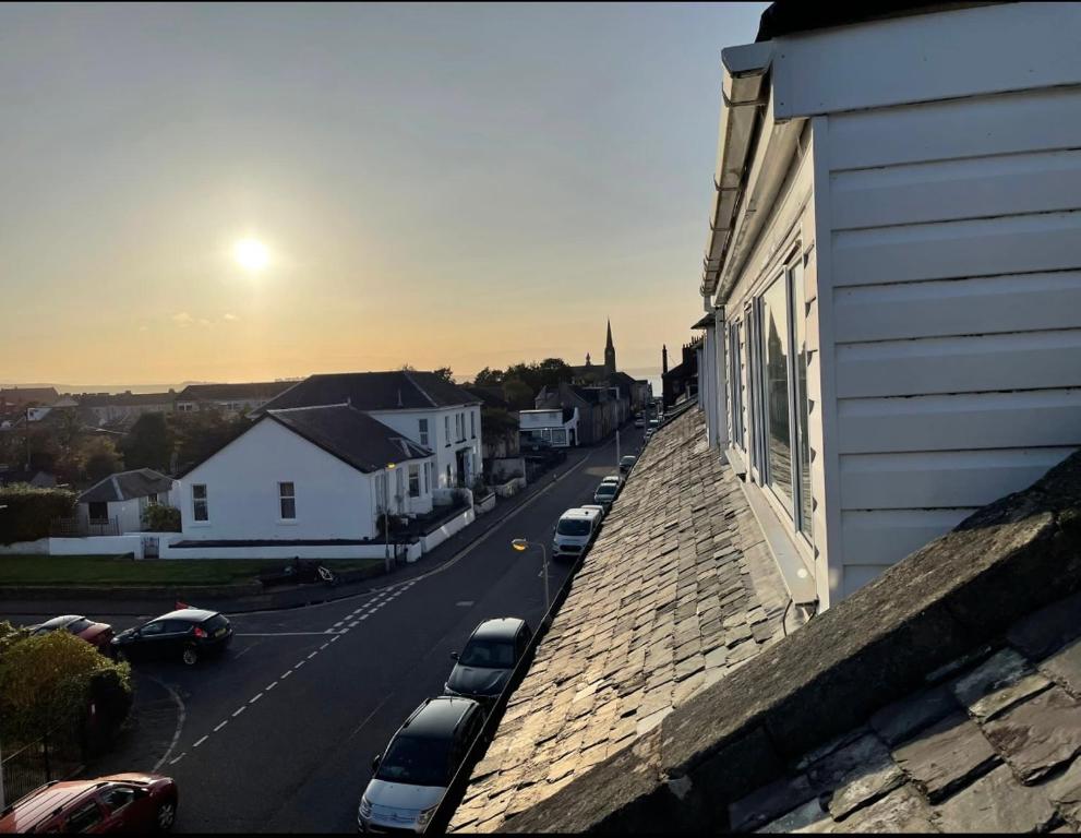 ラーグスにあるLargs Top Floor Flatの建物の脇に車が駐車されている通り