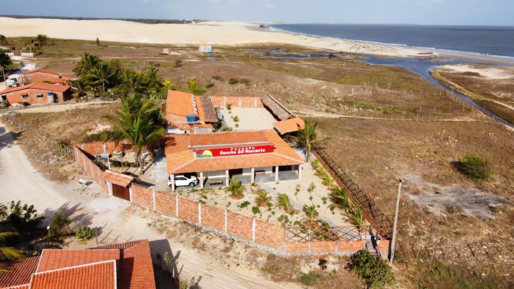 uma vista aérea de uma casa na praia em Pousada rancho sol nascente em Tutóia