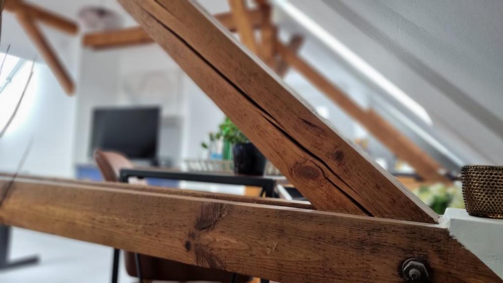 a close up of a wooden rail in a room at Exclusives LOFT mit Netflix & Disney, privat Parkplatz, Dominos Pizza, Bahnhof & Stadthalle 500m in Falkensee
