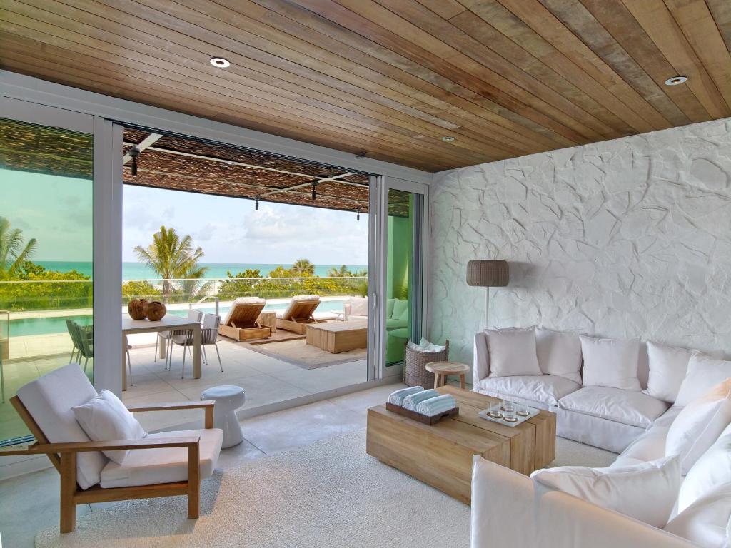 Ein Sitzbereich in der Unterkunft 1 Hotel South Beach