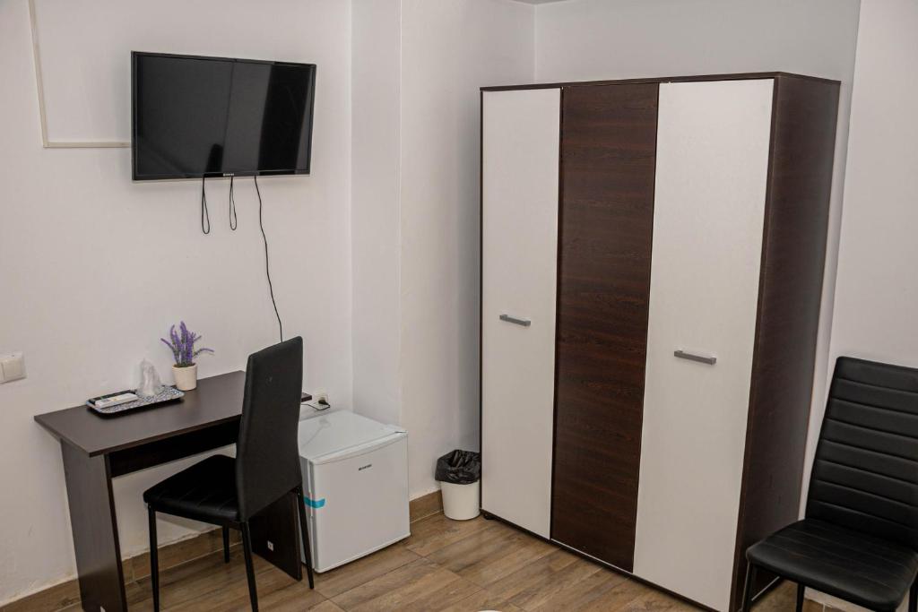 TV a/nebo společenská místnost v ubytování Occidental Wise Transit Hotel