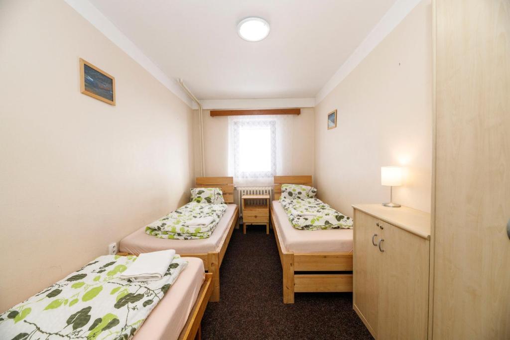 Postel nebo postele na pokoji v ubytování Dvorská Bouda