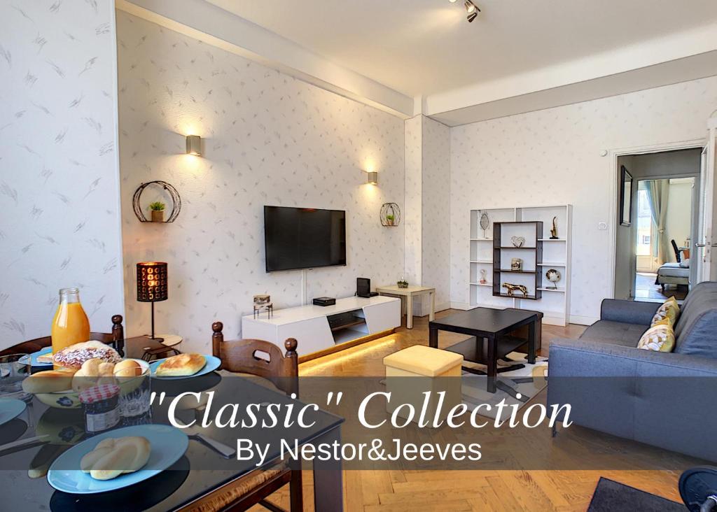 ein Wohnzimmer mit einem Sofa und einem Tisch in der Unterkunft Nestor&Jeeves - CHILL LOUNGE - City center, close sea in Nizza