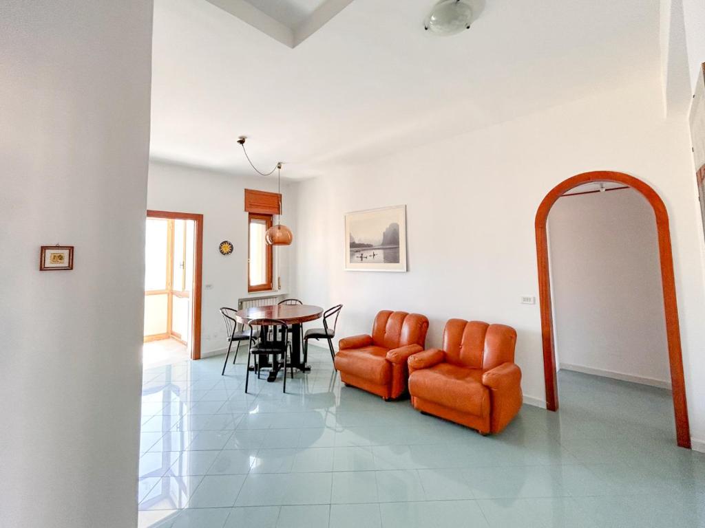 sala de estar con mesa y sillas de color naranja en From Sorrento with Love, en Sorrento
