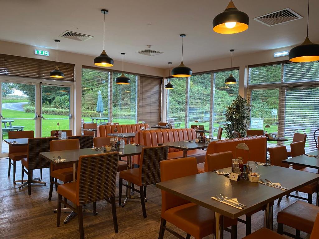 Restaurace v ubytování The Lodge At Perth Racecourse