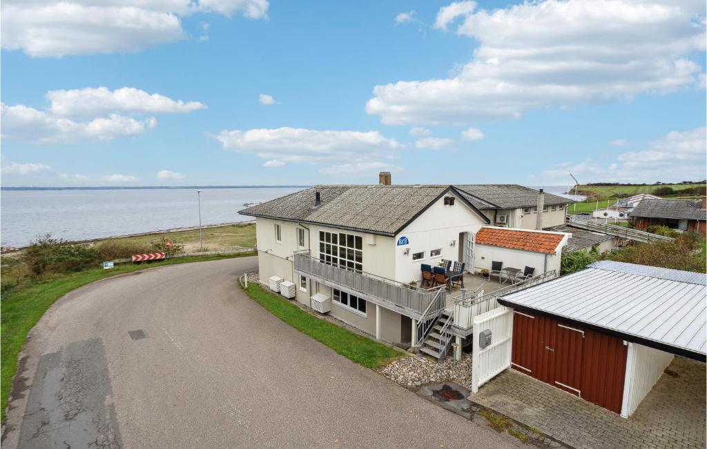 une maison sur le côté d'une route à côté de l'océan dans l'établissement Amazing Apartment In Tranekr With Wifi, à Tranekær