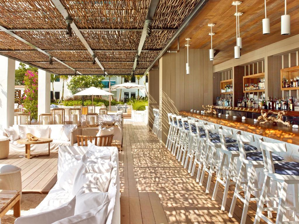 Ein Restaurant oder anderes Speiselokal in der Unterkunft 1 Hotel South Beach 