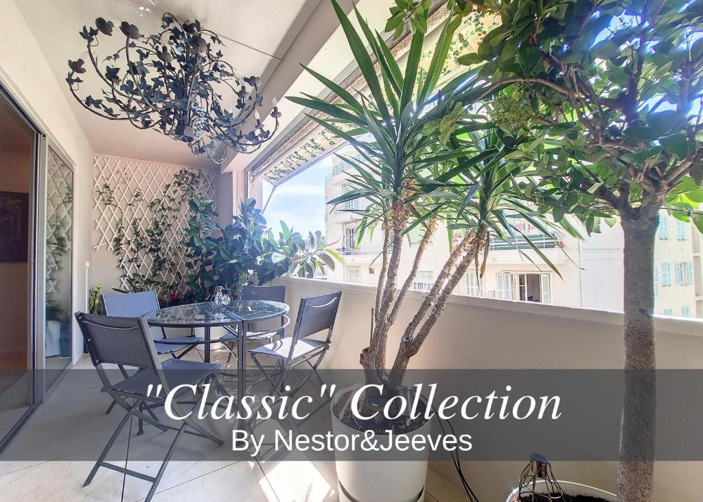 uma sala de jantar com uma mesa e palmeiras em Nestor&Jeeves - FLEURS TERRASSE - 3 chambres em Nice