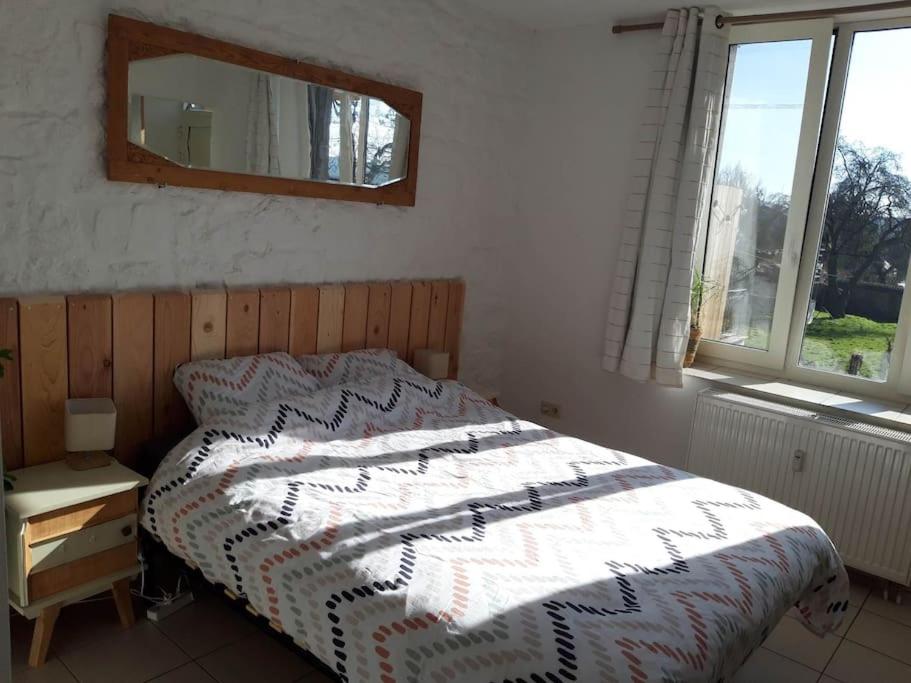 Au chovelète في روشفورت: غرفة نوم مع سرير ومرآة على الحائط
