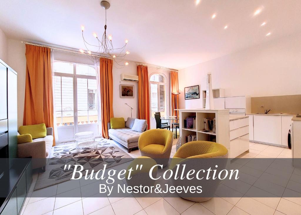 un salon avec un canapé et une table dans l'établissement Nestor&Jeeves - FRENCHY - Hyper center, Closer sea and Place Massena, à Nice