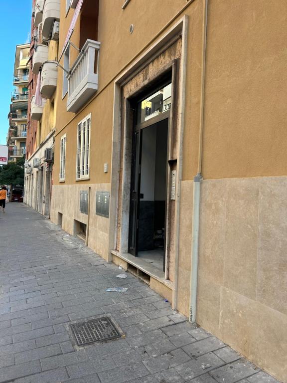un bâtiment avec une fenêtre sur le côté d'une rue dans l'établissement Appio Latino Casa by Bobo, à Rome