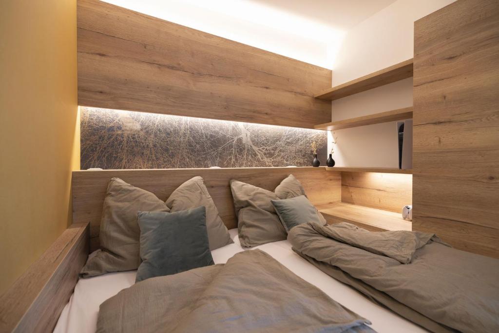 1 dormitorio con 1 cama grande con almohadas en Finy Homes Stegersbach, en Stegersbach