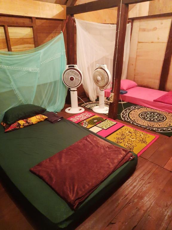 een kamer met een bed in een tent bij GoodMuning Backpacker in Taliwang