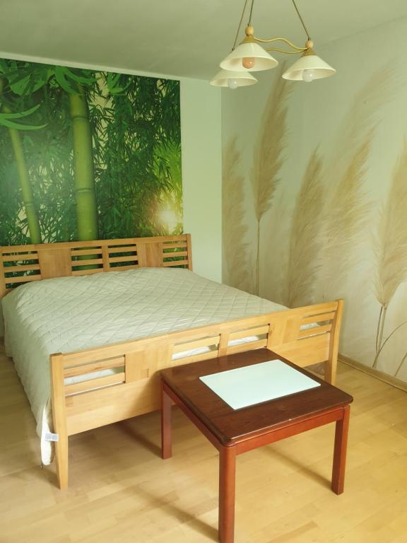 een slaapkamer met een bed en een salontafel bij st Veit 