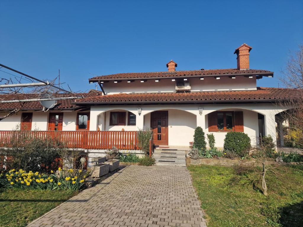 een groot wit huis met een pad ervoor bij Merlin in Renče
