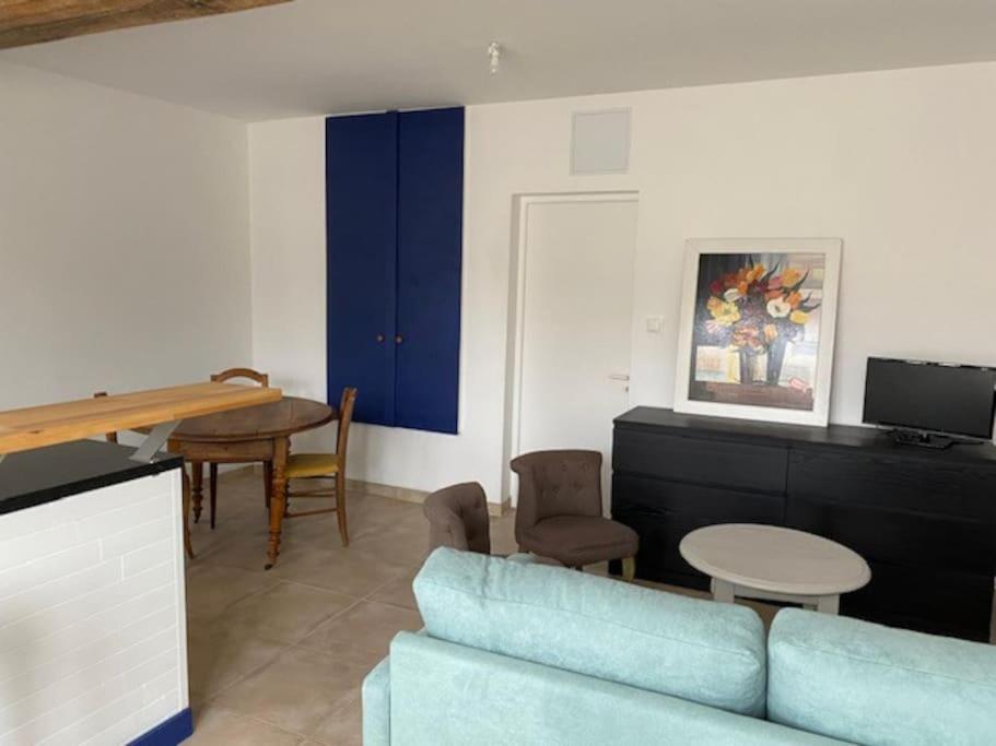 - un salon avec un canapé bleu et une table dans l'établissement Nouveau - Maison confortable à Gevrey-Chambertin, à Gevrey-Chambertin