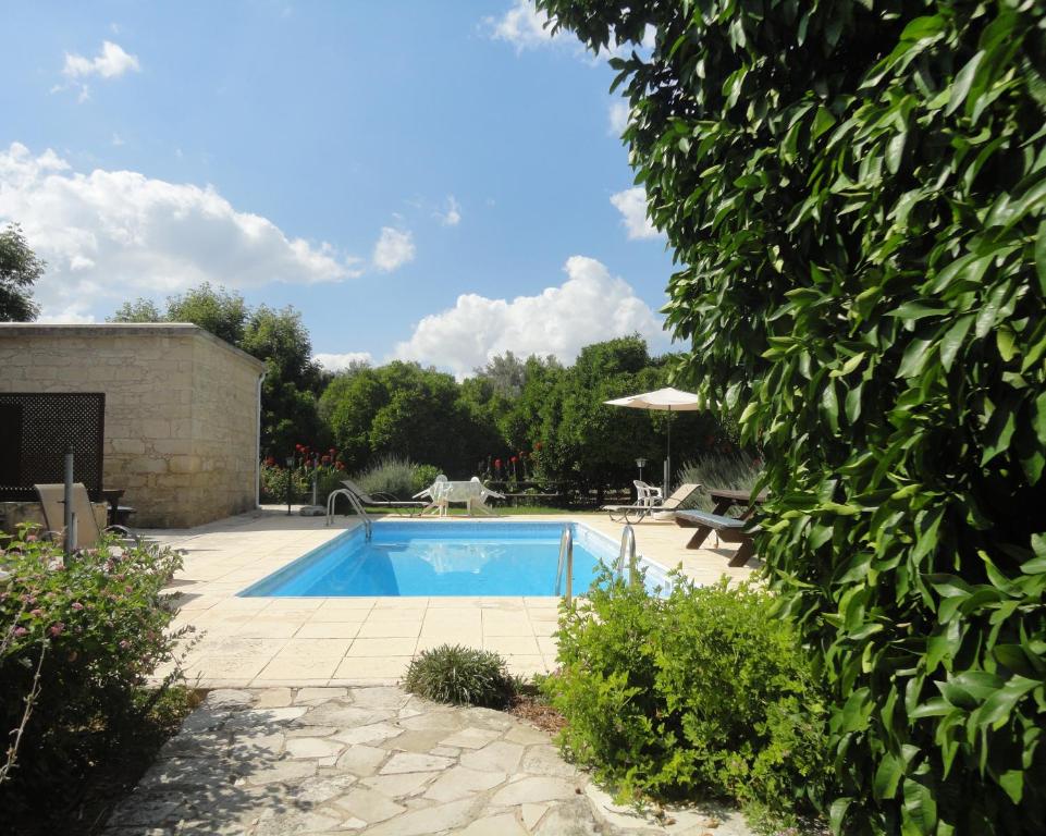 una piscina en un patio junto a un edificio en Spanos House, en Goudhi