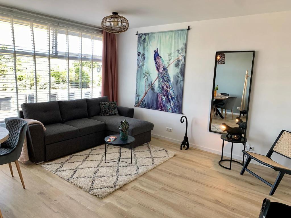 uma sala de estar com um sofá e uma mesa em Amsterdam Beach Apartment 76 em Zandvoort