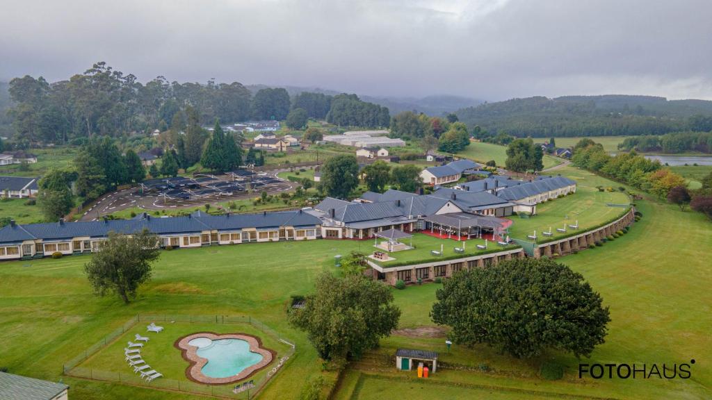 - une vue aérienne sur un complexe avec un grand bâtiment dans l'établissement Troutbeck Resort, à Nyanga