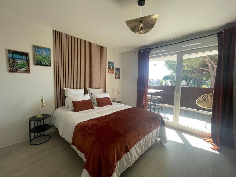 En eller flere senge i et værelse på Studio Tennis et Padel