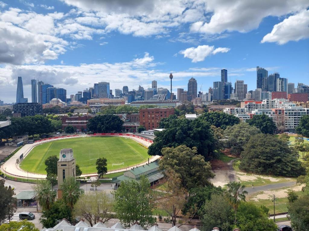 Sunny studio and the best view of the city, Glebe في سيدني: إطلالة على أفق المدينة مع حديقة