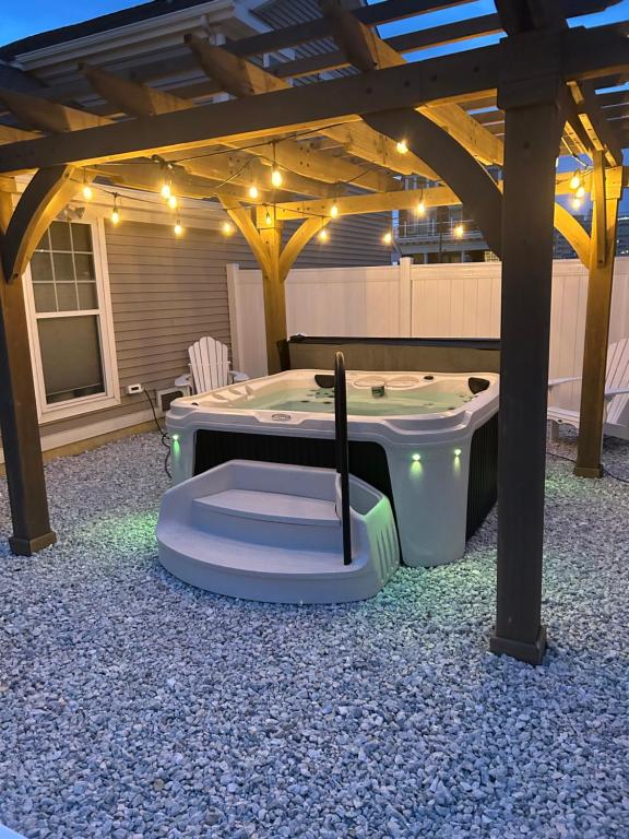 una bañera de hidromasaje bajo una pérgola con luces en Perfect 5 Star Beach Block with Courtyard, en Atlantic City