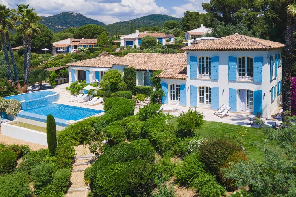 een luchtzicht op een huis met een zwembad bij Golfvilla Riviera in Grimaud