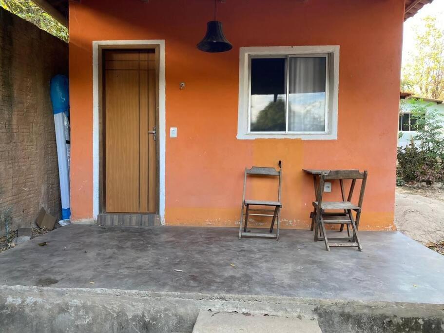 duas cadeiras e uma mesa em frente a uma casa em Chalé da Ju em São Jorge