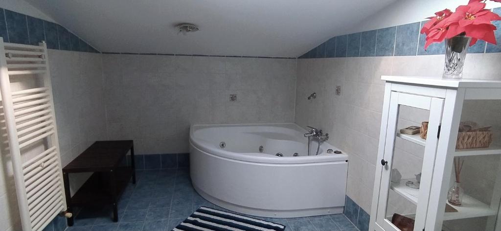 y baño con bañera blanca y lavamanos. en Attic escape, en Ostia Antica