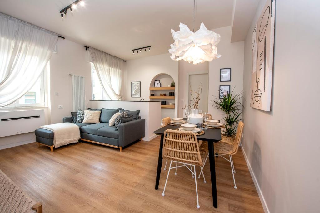 a living room with a table and a couch at 224 - Ma & Ma Luxury Apartment, 500metri da mare e spiaggia, vicino alla Baia del Silenzio - PARCHEGGIO GRATIS PRIVATO INCLUSO in Sestri Levante