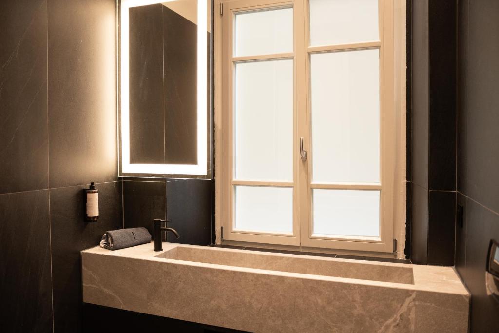 Taskou Luxury Suites - 7