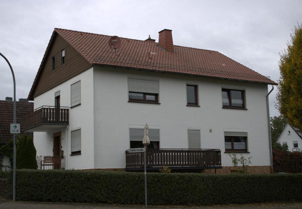 uma casa branca com um telhado castanho em Fremdenzimmer Klinge em Haina