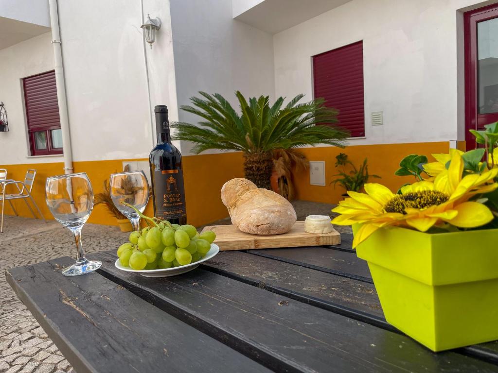 Évora City Break Apartment with Patio in the Historic Centre - 17