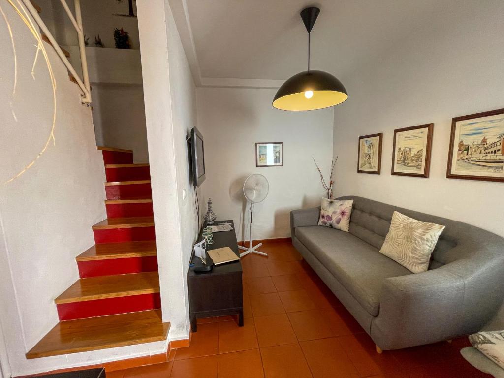 Évora City Break Apartment with Patio in the Historic Centre - 14