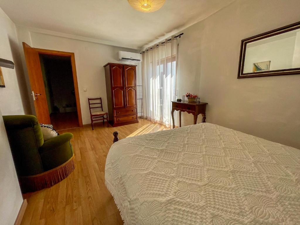 Évora City Break Apartment with Patio in the Historic Centre - 3