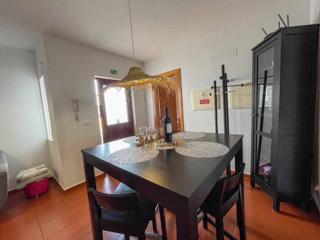 Évora City Break Apartment with Patio in the Historic Centre - 7