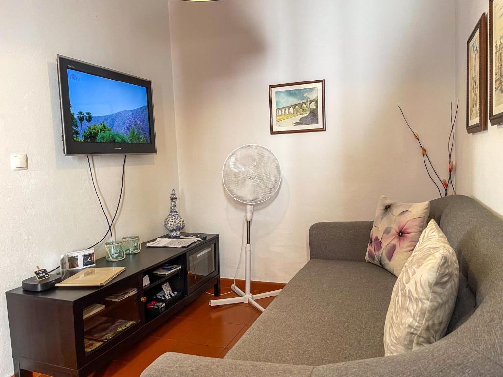 Évora City Break Apartment with Patio in the Historic Centre - 13