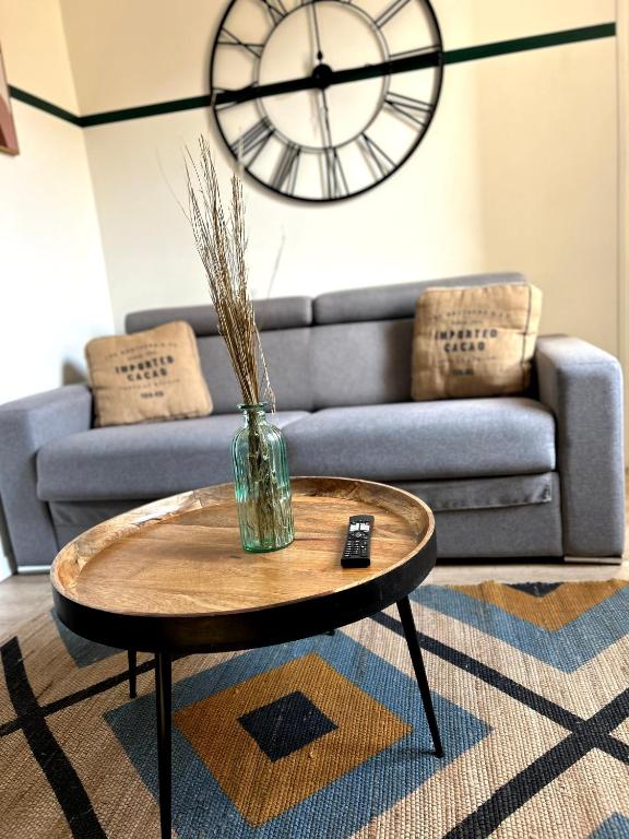 - un salon avec une table basse et un canapé dans l'établissement Le Green Twin, au Havre